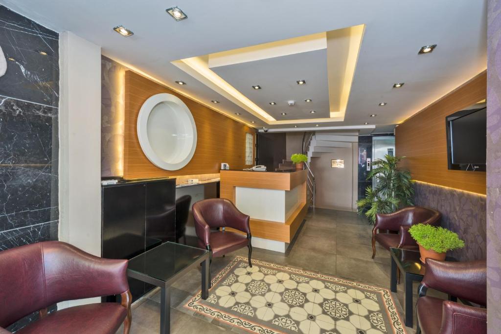 A television and/or entertainment centre at Erbazlar Hotel