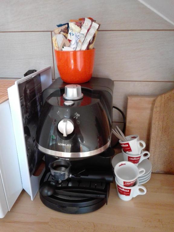 Příslušenství pro přípravu čaje a kávy v ubytování Orange Loft Apartment