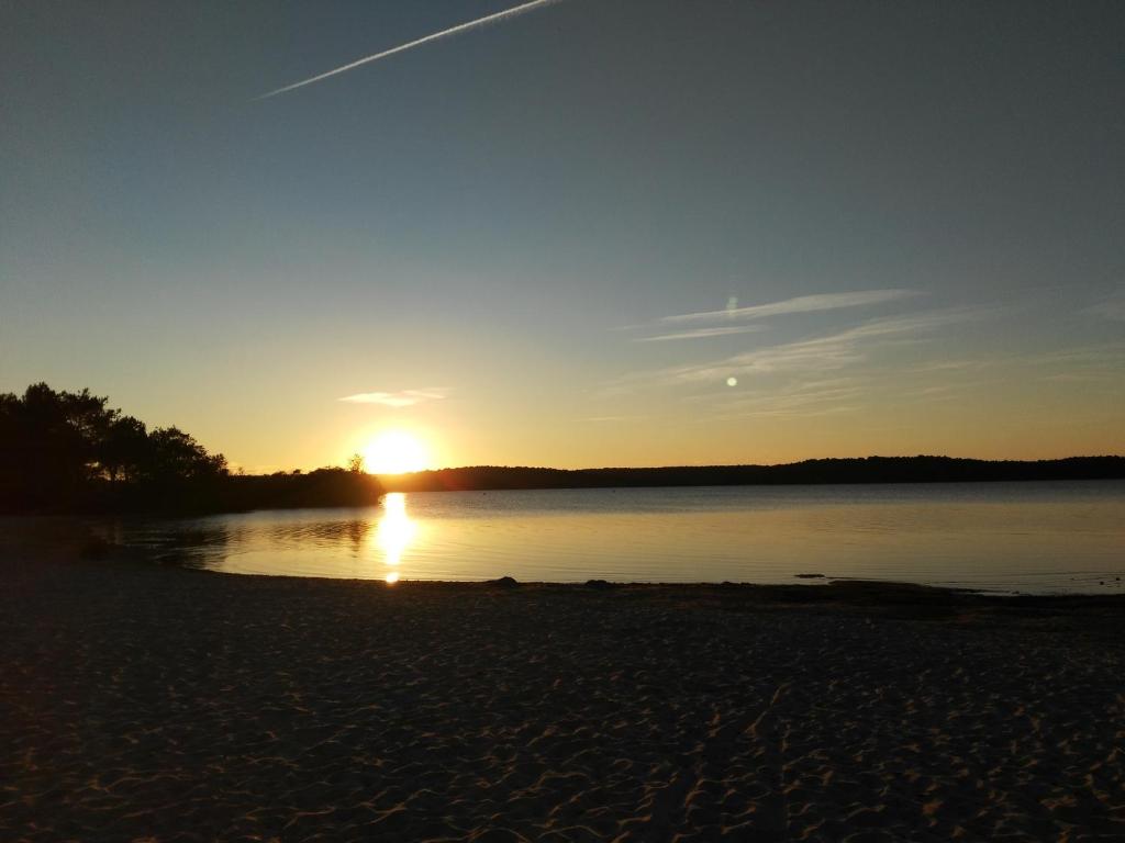 einen Sonnenuntergang am Strand mit Sonnenuntergang in der Unterkunft MOBIL HOME 43 dans Camping 4 Etoiles in Gastes