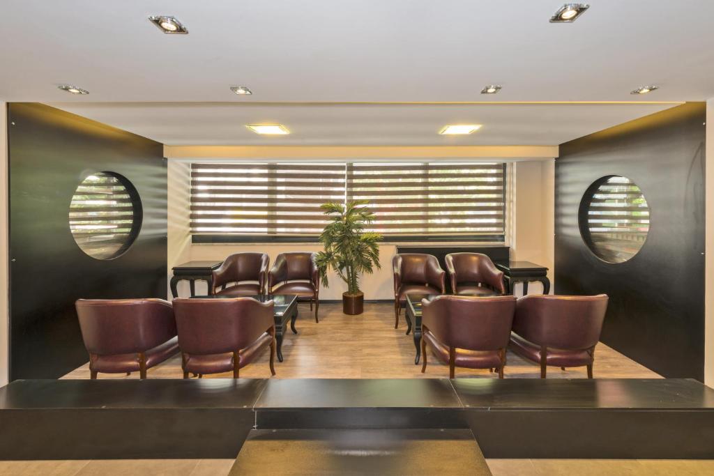A seating area at Erbazlar Hotel
