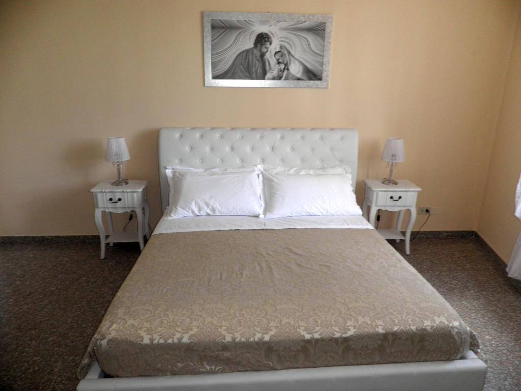 A bed or beds in a room at Piazza degli Angeli