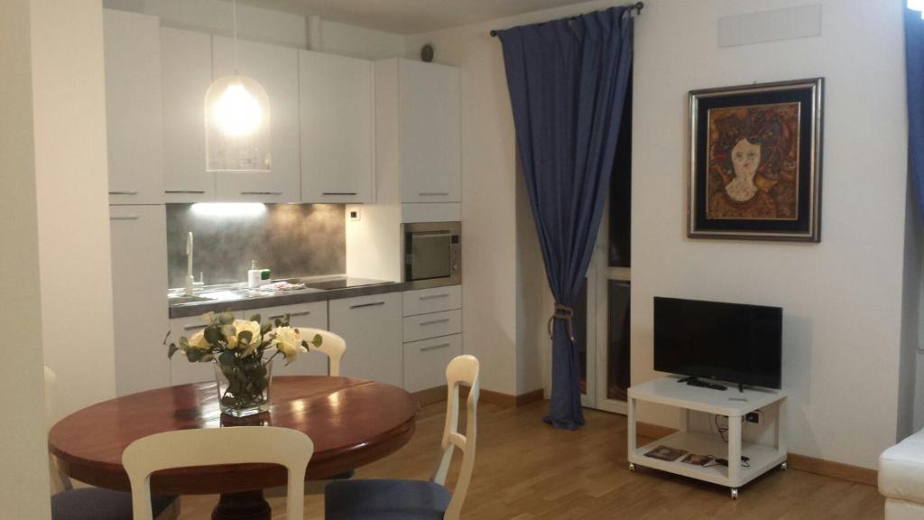 Televízia a/alebo spoločenská miestnosť v ubytovaní Villa Monteggia