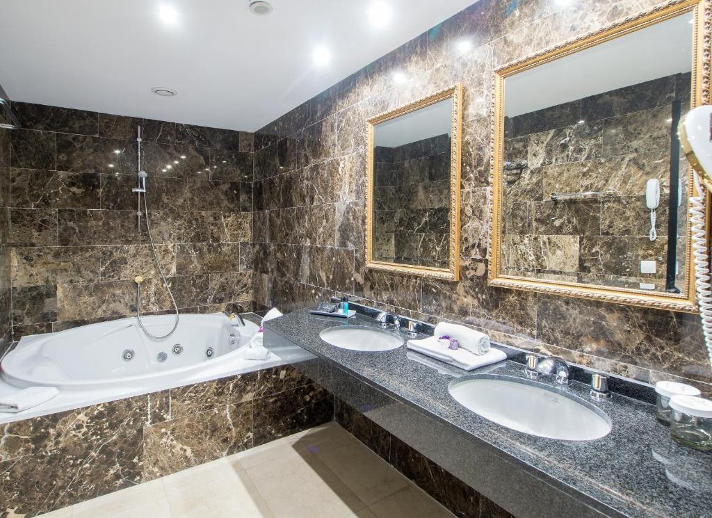 Koupelna v ubytování Hotel Princesa Parc Excellence