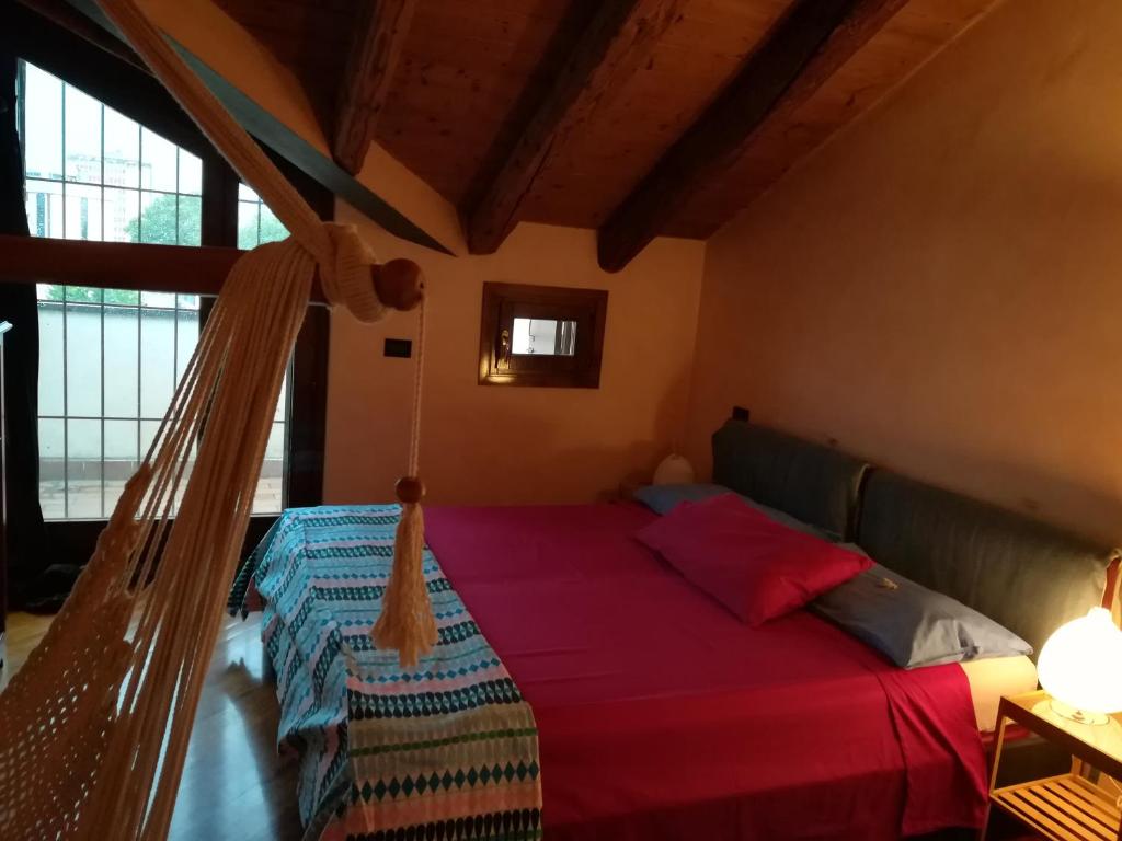 a bed with a hammock in a room at Casa Maia in Padova