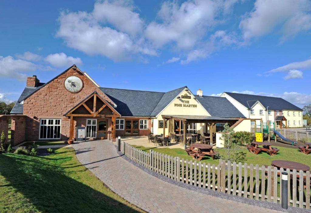 un edificio con un reloj al costado. en Pine Marten, Dunbar by Marston's Inns, en Dunbar