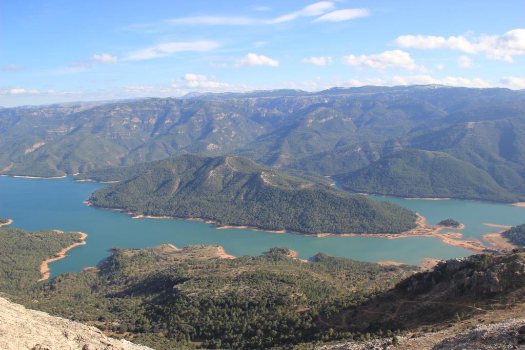 Elle offre une vue sur une chaîne de montagnes et un lac. dans l'établissement Alojamiento aguasblanquillas, à Coto Rios