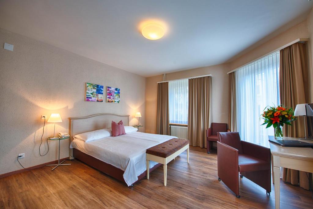 Pokój hotelowy z łóżkiem i biurkiem w obiekcie Hotel Neufeld w Zurychu