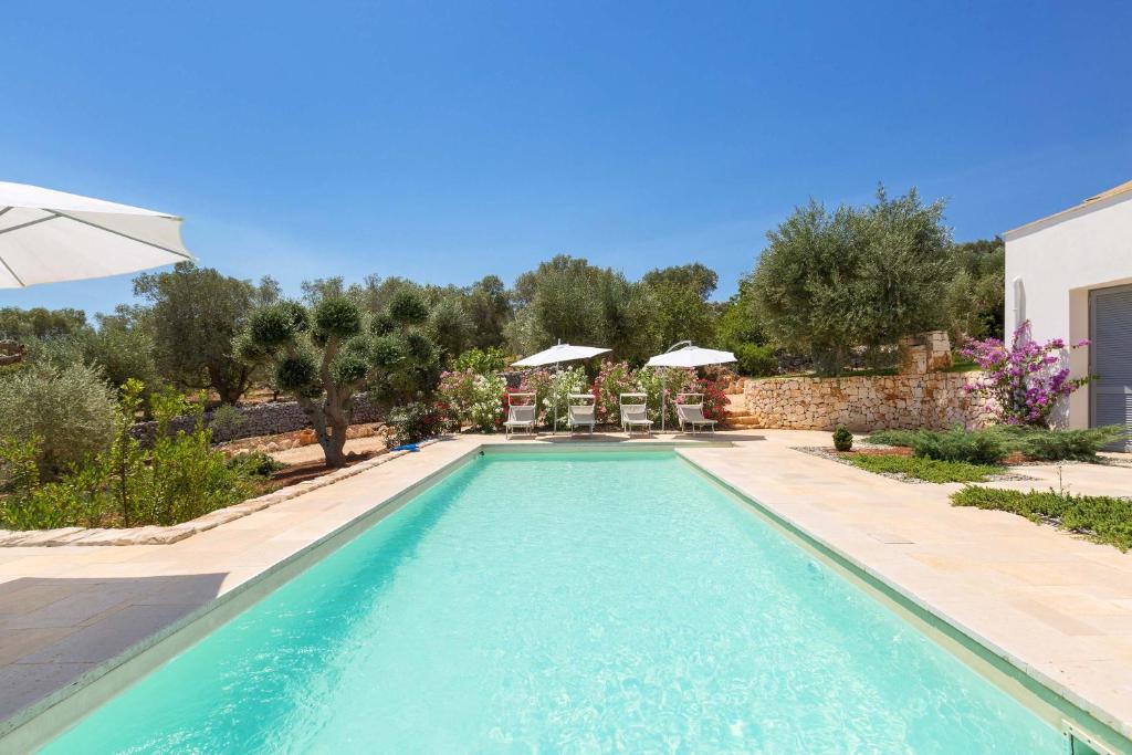 Basen w obiekcie Villa Sogno Bianco by BarbarHouse lub w pobliżu