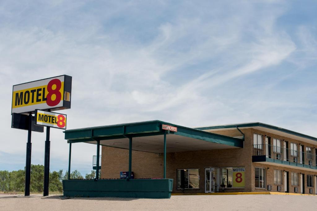 stacją benzynową w motelu z: w obiekcie Motel 8 Rock Springs w mieście Rock Springs