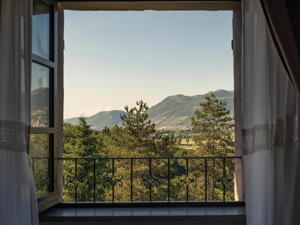 Nespecifikovaný výhled na hory nebo výhled na hory při pohledu z hotelu