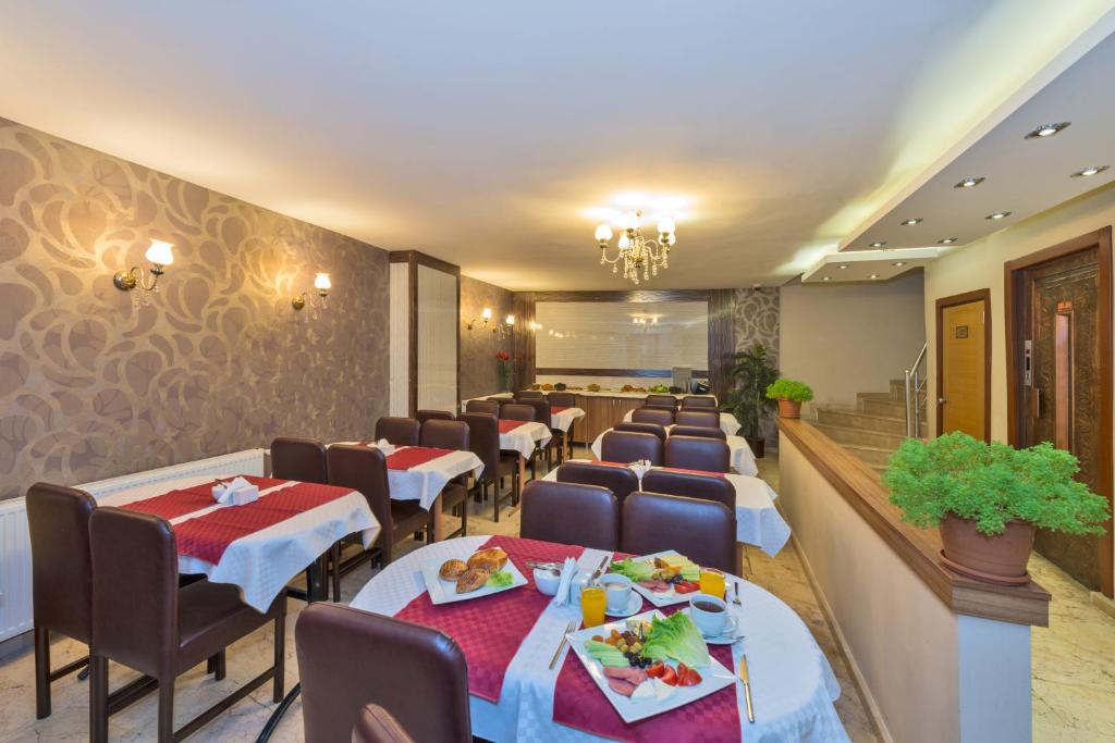 A seating area at Erbazlar Hotel