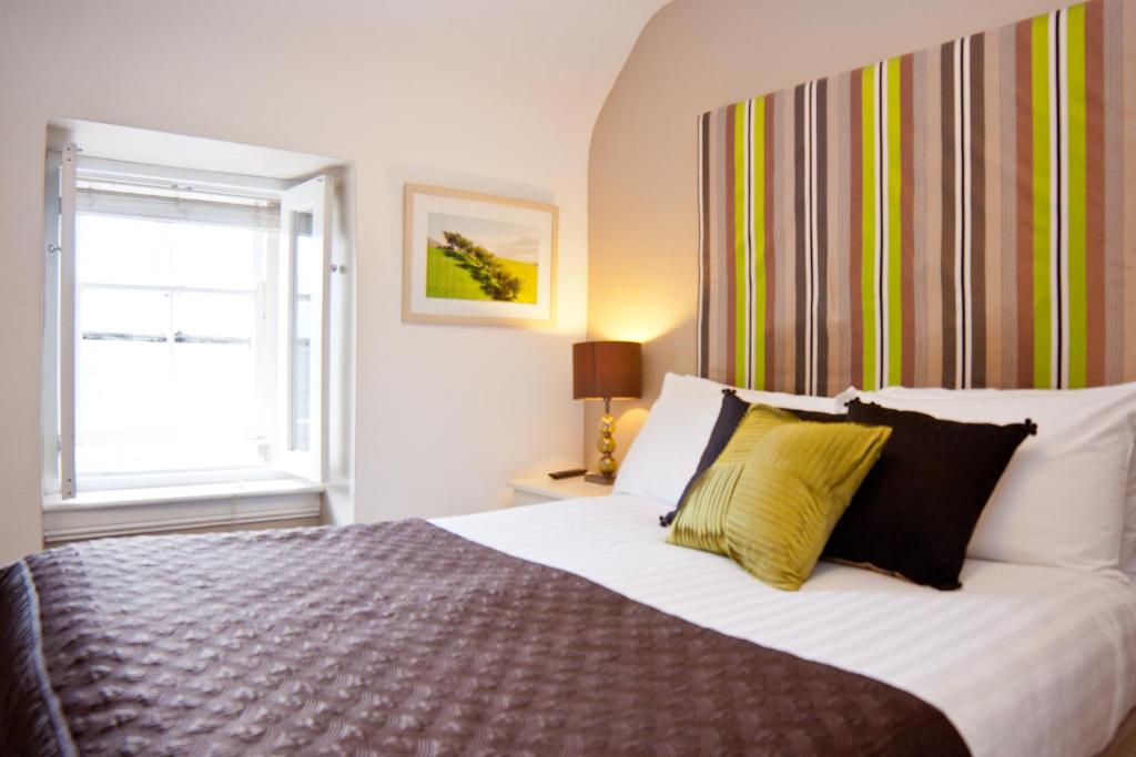 Un dormitorio con una cama grande y una ventana en 7 Boutique Hotel, en Galway