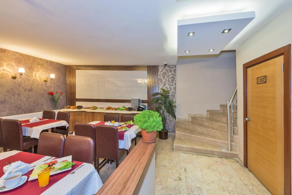 A seating area at Erbazlar Hotel