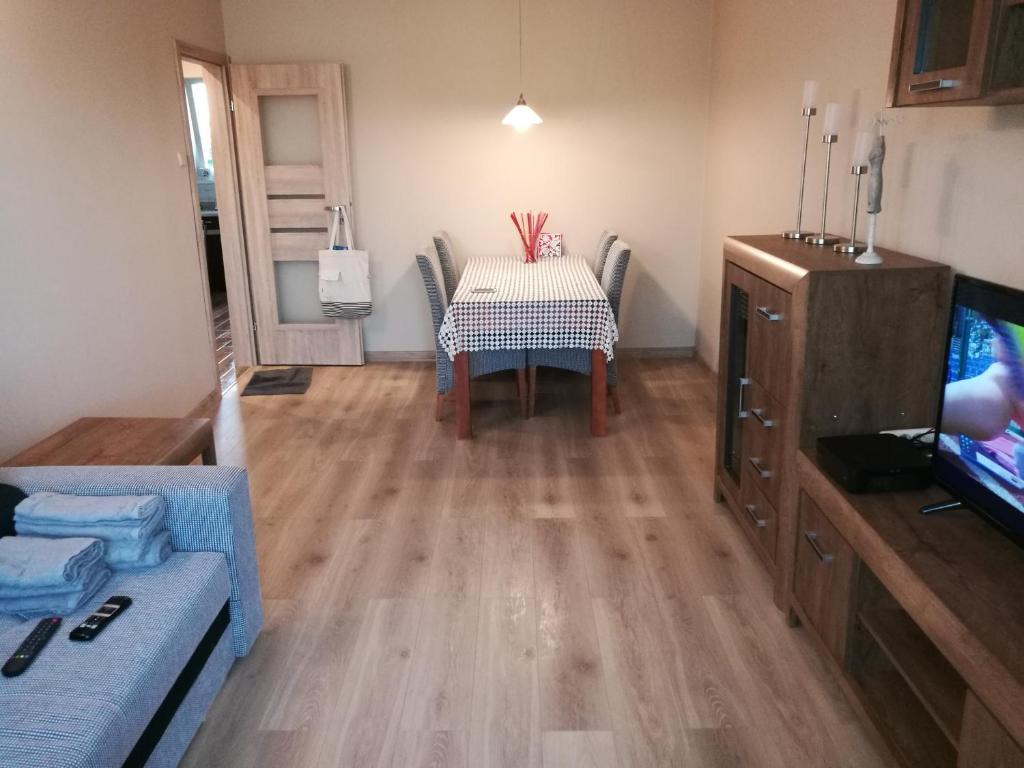Televízia a/alebo spoločenská miestnosť v ubytovaní Apartament Kinio