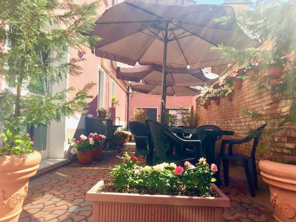 Patio nebo venkovní prostory v ubytování Hotel Paris