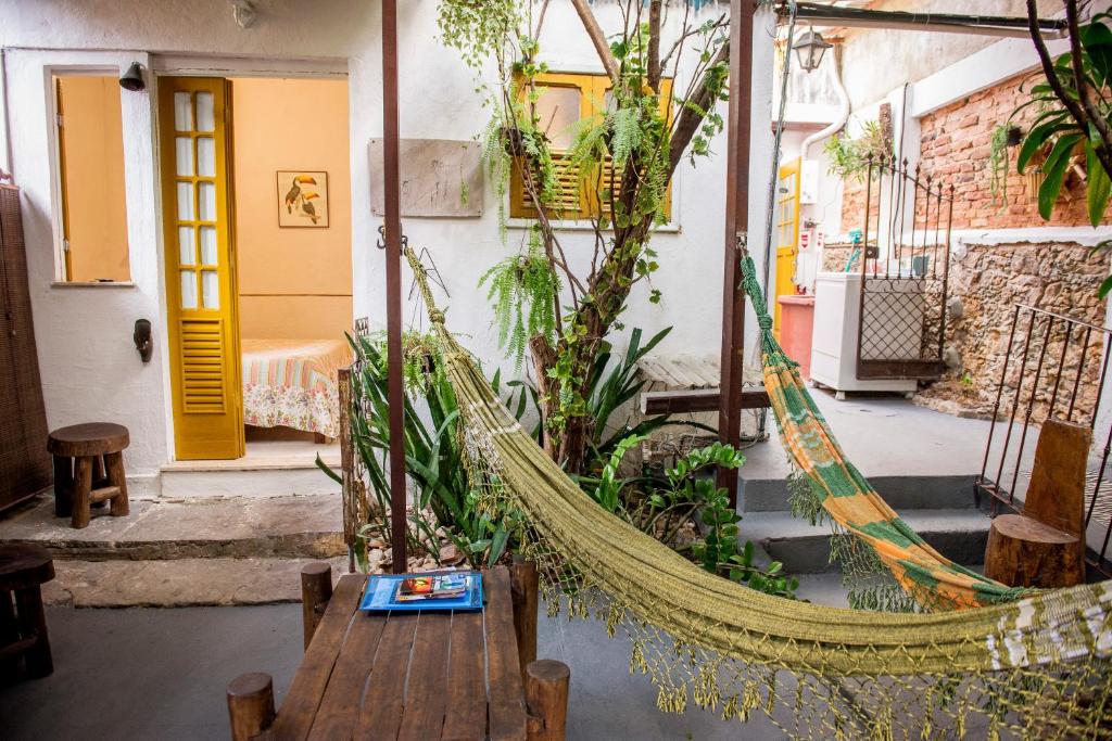 una hamaca en el medio de una habitación con plantas en Casa do Jardim, en Río de Janeiro