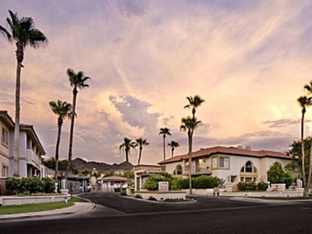 vistas a una calle con palmeras y casas en Private Resort Community Surrounded By Mountains w/3 Pool-Spa Complexes, ALL HEATED & OPEN 24/7/365! en Phoenix