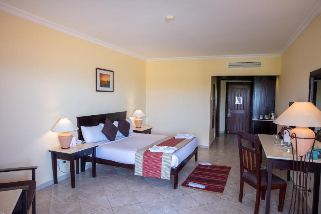 Postel nebo postele na pokoji v ubytování Casa Mare Resort - ex, Royal Tulip Beach Resort