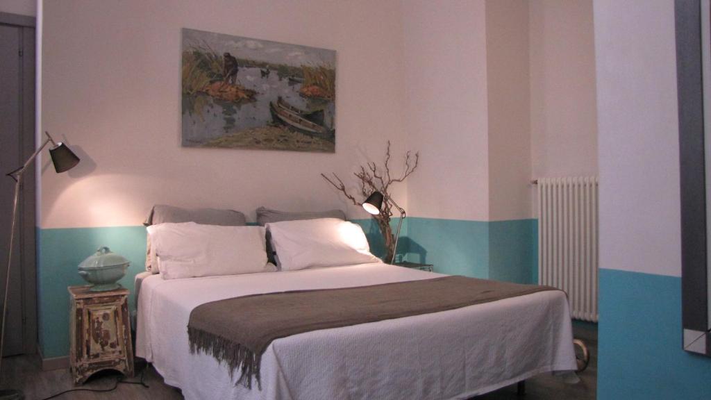 1 dormitorio con 1 cama y una pintura en la pared en Trastevere Colors en Roma