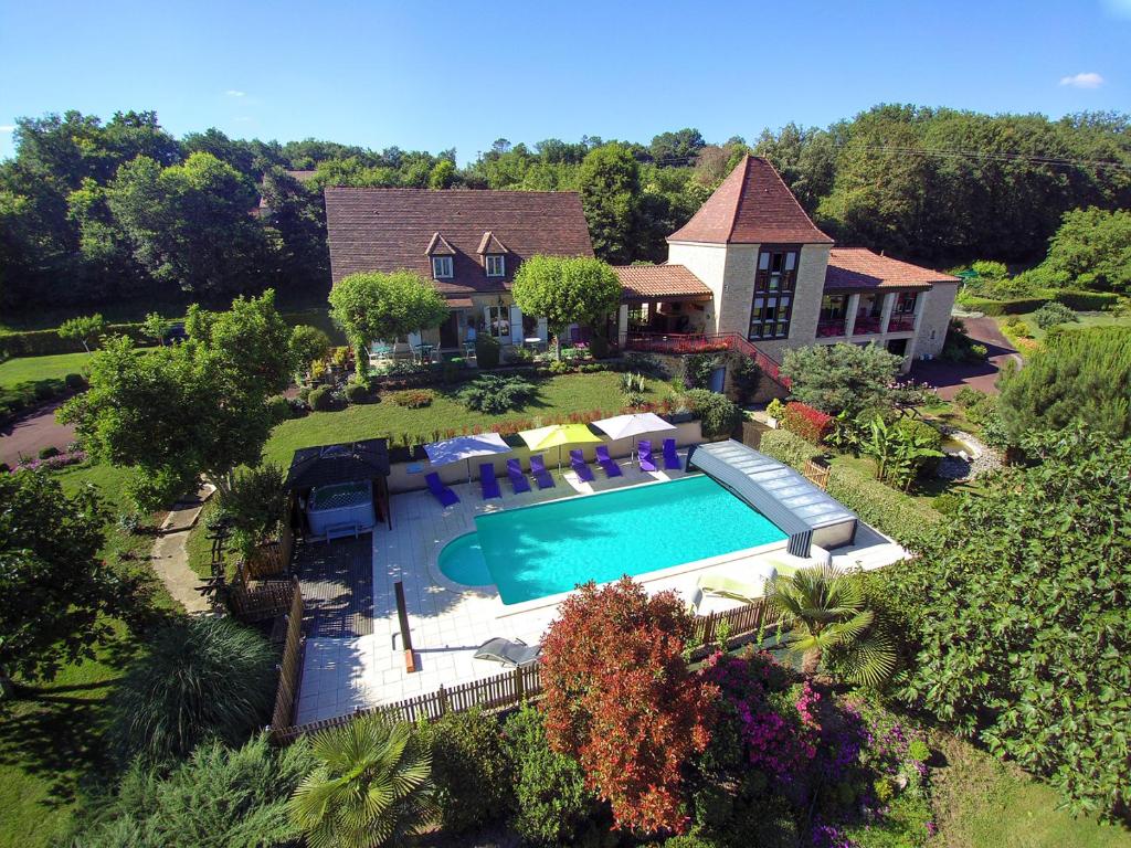 uma vista aérea de uma casa com piscina em La Roseraie em Vitrac