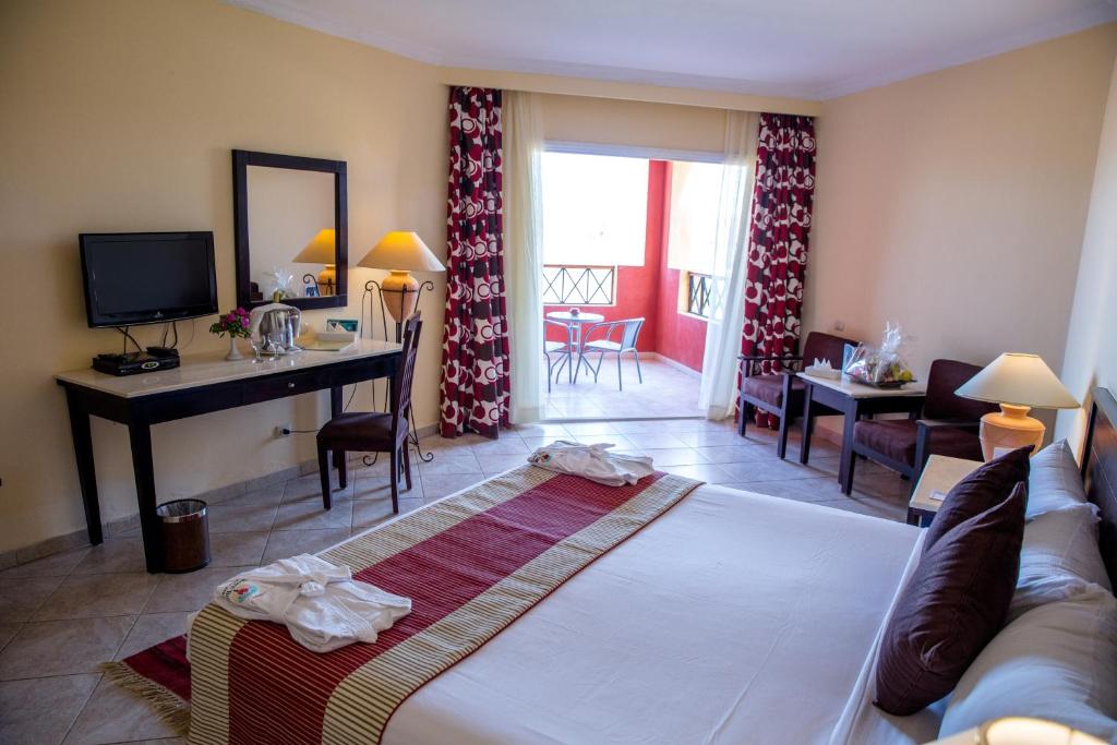 Postel nebo postele na pokoji v ubytování Casa Mare Resort - ex, Royal Tulip Beach Resort