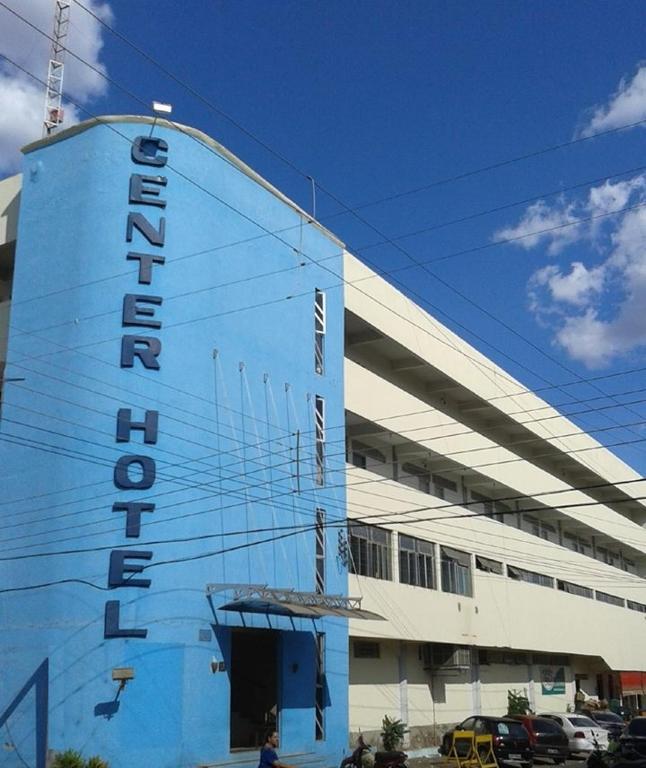 um edifício azul com uma placa que diz hotel em Center Hotel em Picos