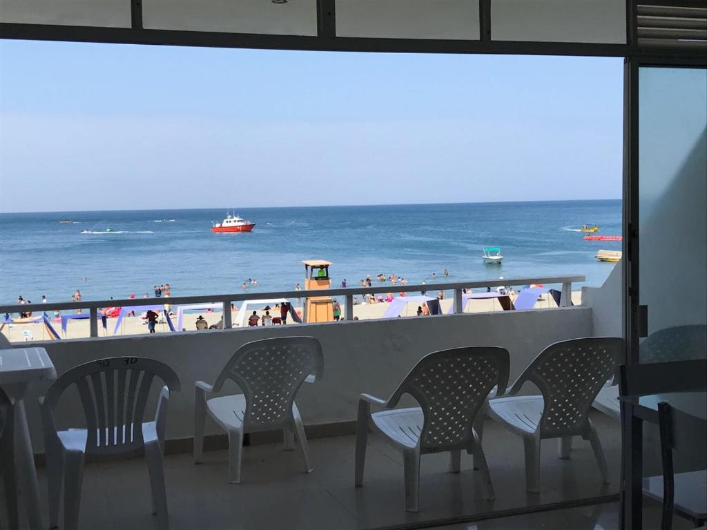 balcón con sillas y vistas a la playa en Apartamento En Santa Marta, en Santa Marta