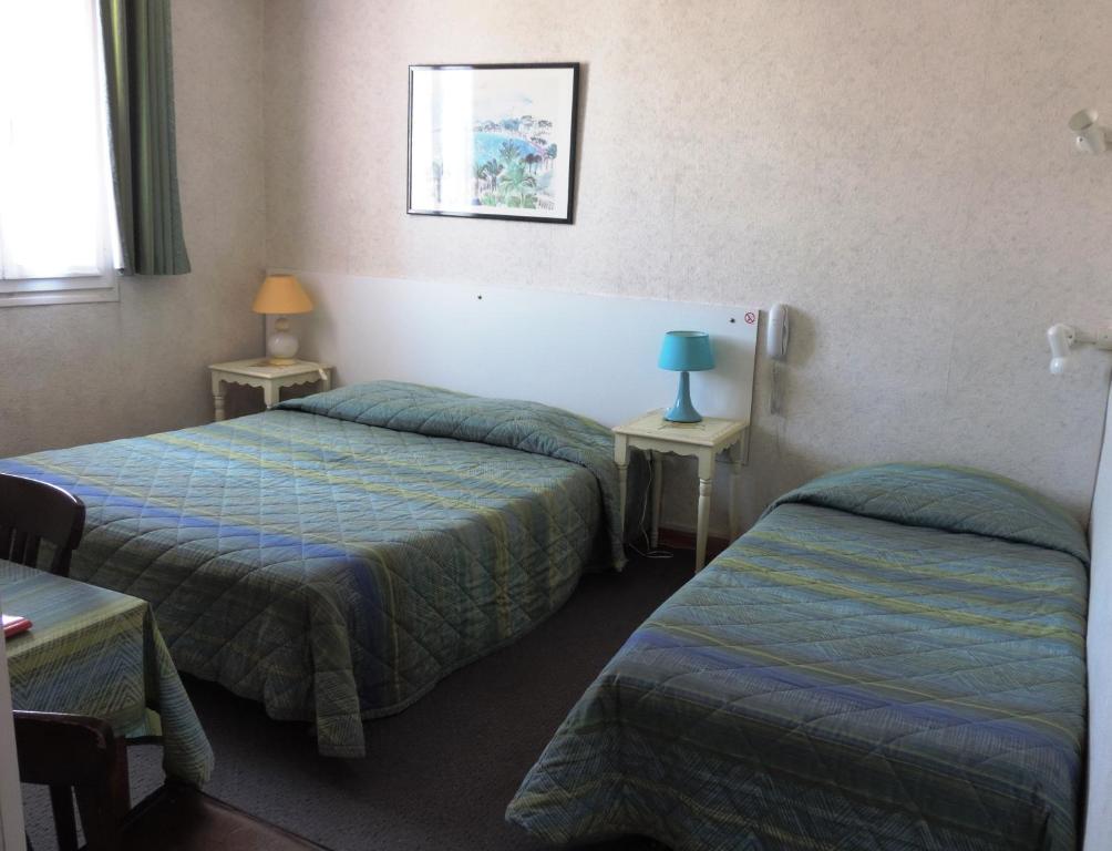 Cette chambre comprend 2 lits et une fenêtre. dans l&#39;établissement Hotel De Provence, à Digne-Les-Bains