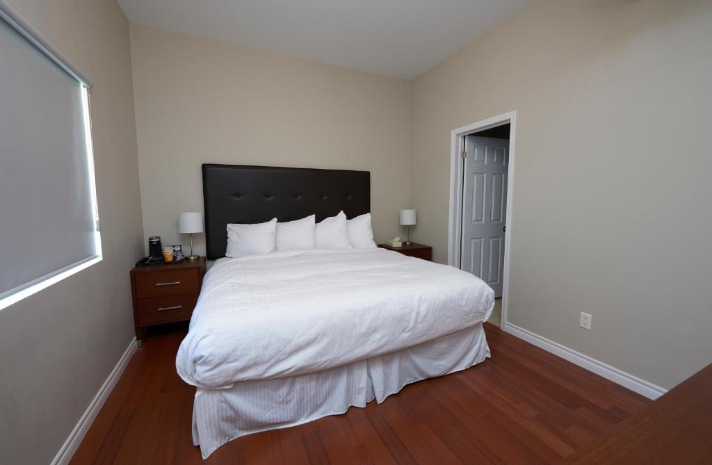 Postel nebo postele na pokoji v ubytování Wasaga Riverdocks Hotel Suites