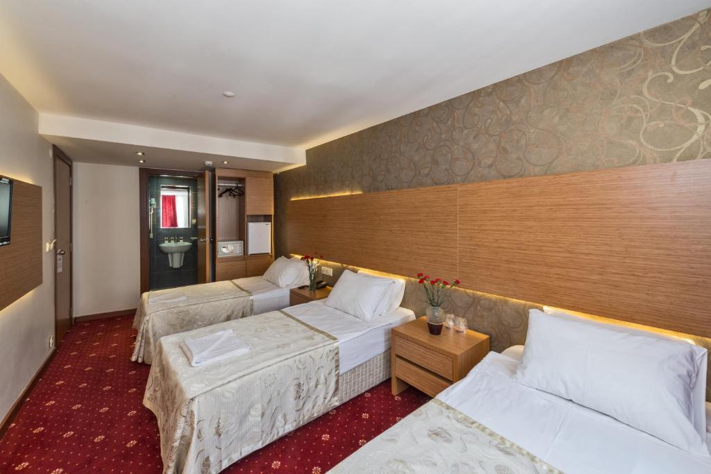 A bed or beds in a room at Erbazlar Hotel