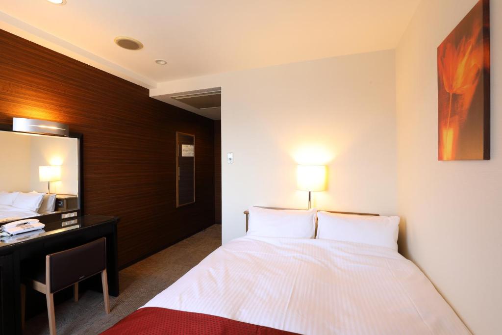 Postel nebo postele na pokoji v ubytování Hotel Leon Hamamatsu