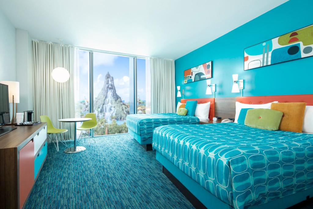 ein Hotelzimmer mit 2 Betten und einem großen Fenster in der Unterkunft Universal's Cabana Bay Beach Resort in Orlando