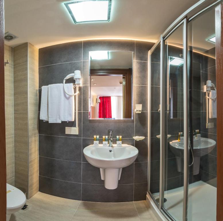 A bathroom at Erbazlar Hotel