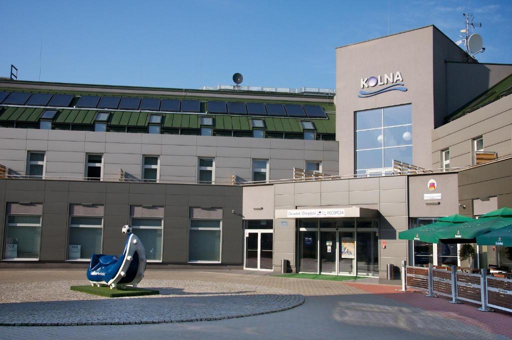 duży budynek z rzeźbą wieloryba przed nim w obiekcie Hotel Kolna w Krakowie