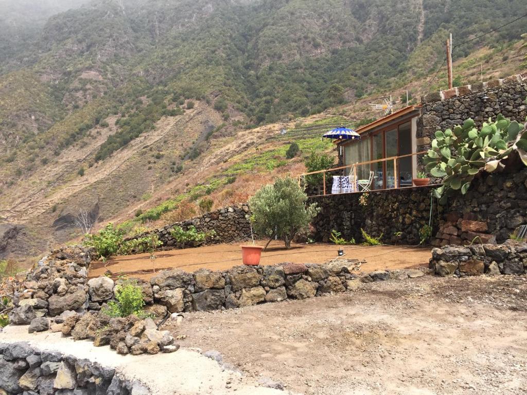 a house on the side of a mountain at El Laurel in Frontera