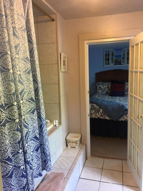 Glass Magnolia Bed & Breakfast - Queen Room With Spa Bath