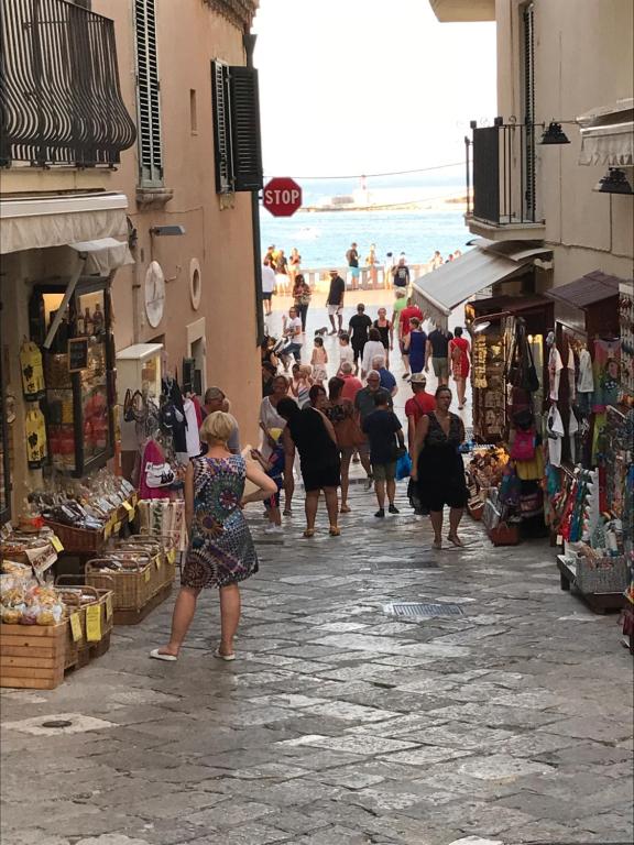 um grupo de pessoas caminhando através de um mercado na praia em B&B Santa Lucia em Sogliano Cavour