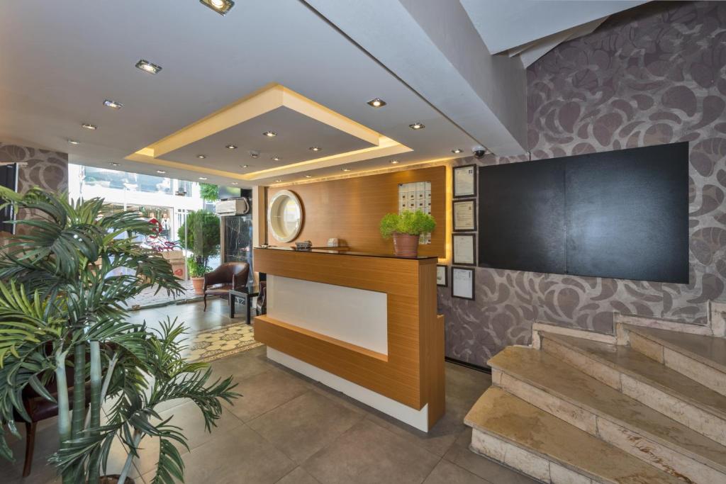A television and/or entertainment centre at Erbazlar Hotel