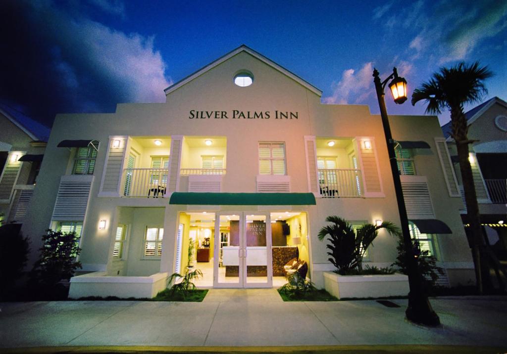 um edifício com uma placa que lê Silver Palms Inn em Silver Palms Inn em Key West