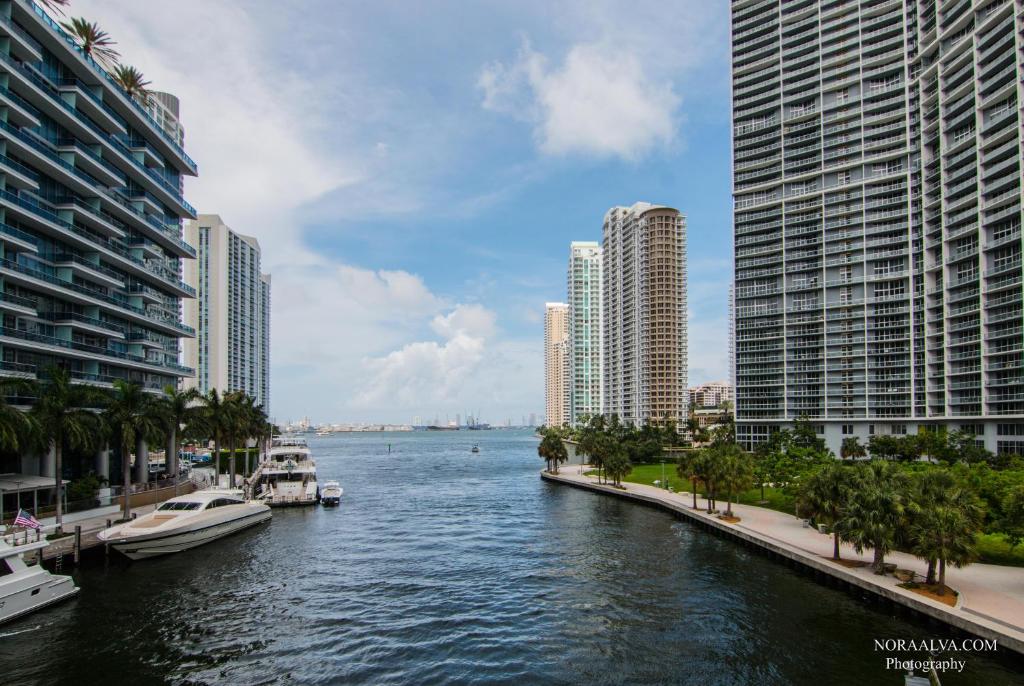 einen Fluss mit Booten in einer Stadt mit hohen Gebäuden in der Unterkunft Miami Luxury Condo in Brickell! Free SPA and Gym in Miami