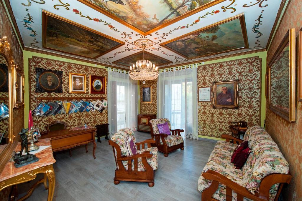 ein Wohnzimmer mit einer Decke mit Gemälden in der Unterkunft Casa Vacanze Del Core in Tramonti
