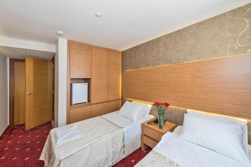 A bed or beds in a room at Erbazlar Hotel