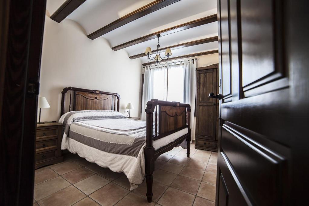 Habitación pequeña con cama y ventana en Apartamentos Cine Capicol, en Albarracín