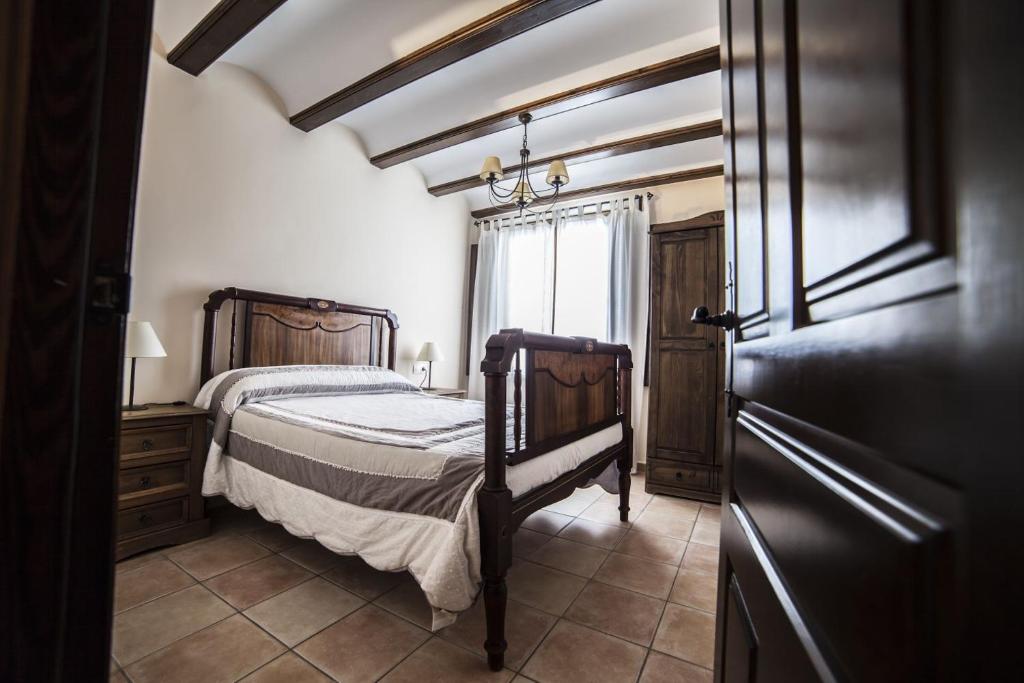 Un dormitorio pequeño con una cama y una ventana. en Apartamentos Cine Capicol, en Albarracín