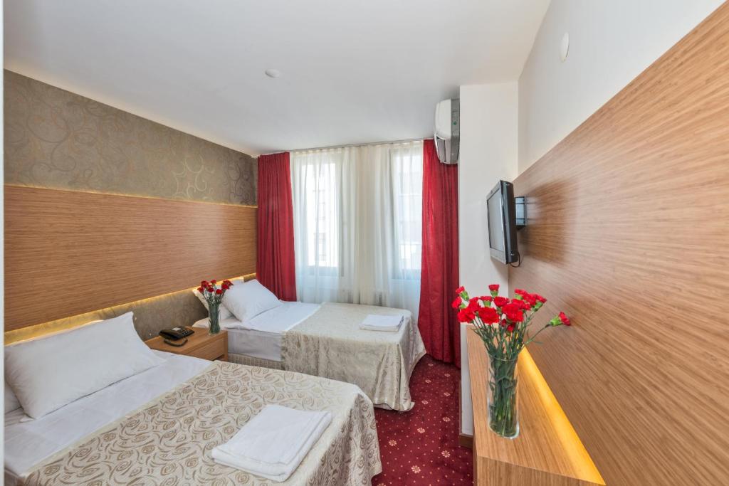 A bed or beds in a room at Erbazlar Hotel