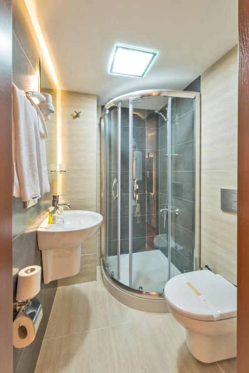A bathroom at Erbazlar Hotel