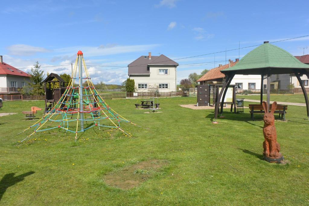 Plac zabaw dla dzieci w obiekcie Rodinné ubytování - Family accommodation