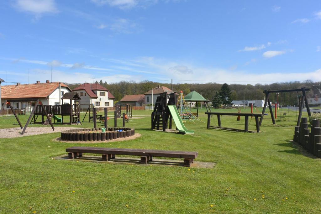 Plac zabaw dla dzieci w obiekcie Rodinné ubytování - Family accommodation