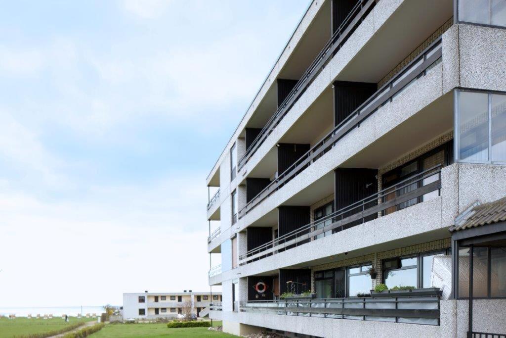 an apartment building with balconies on the side of it at Ferienwohnung Staberdorf mit Meerblick in Staberdorf