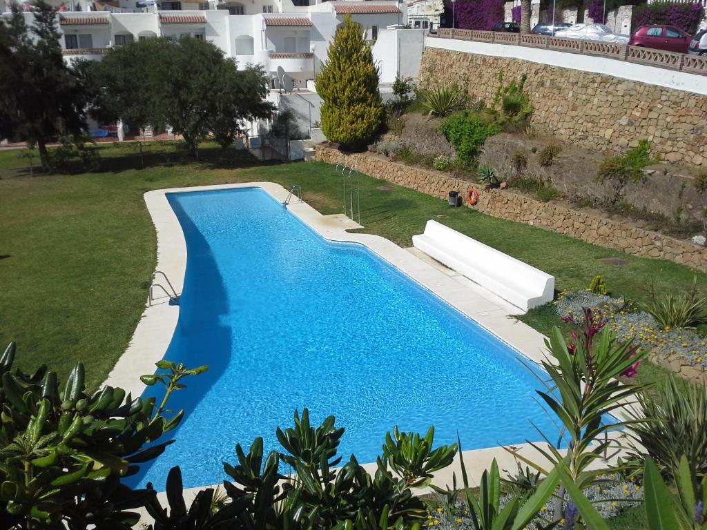 an overhead view of a swimming pool in a yard at Townhouse Mar y Sol in Benalmádena
